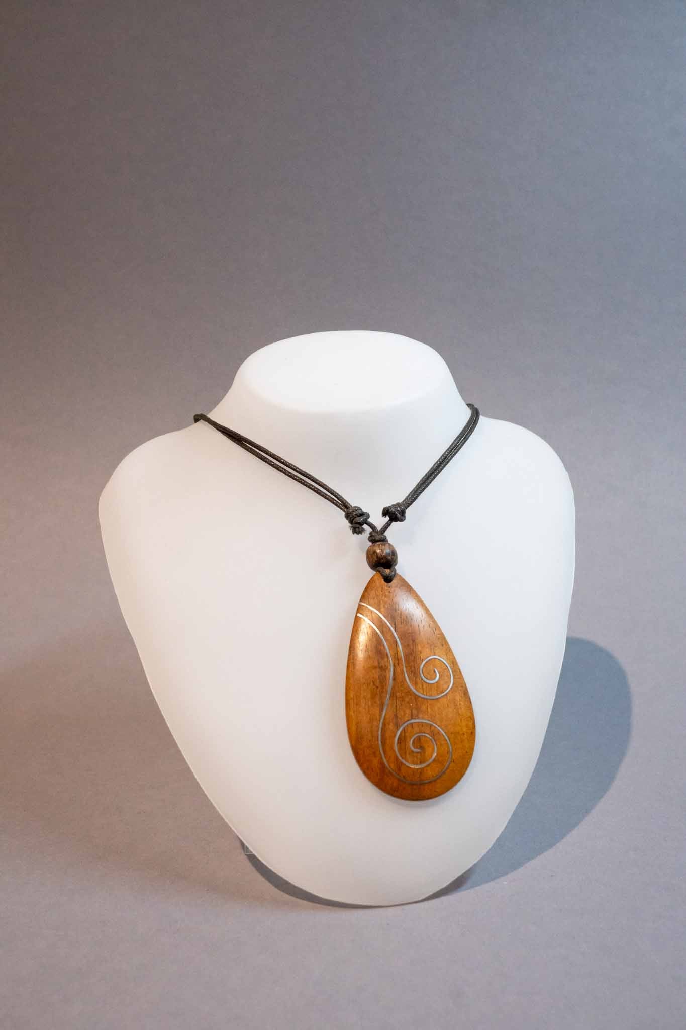Kette mit großem Holzanhänger – Handgefertigt aus Peru, verschiedene Formen