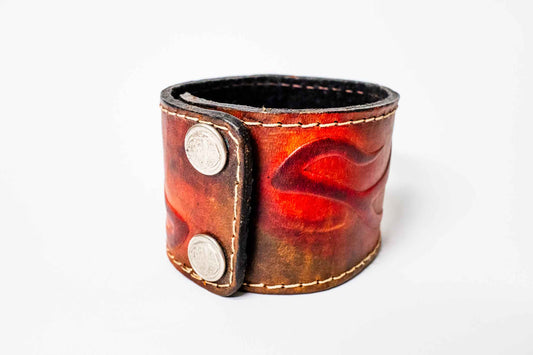 Lederarmband – Rot-Orange mit blauem Edelstein, breit, verstellbar – handgefertigt aus Peru