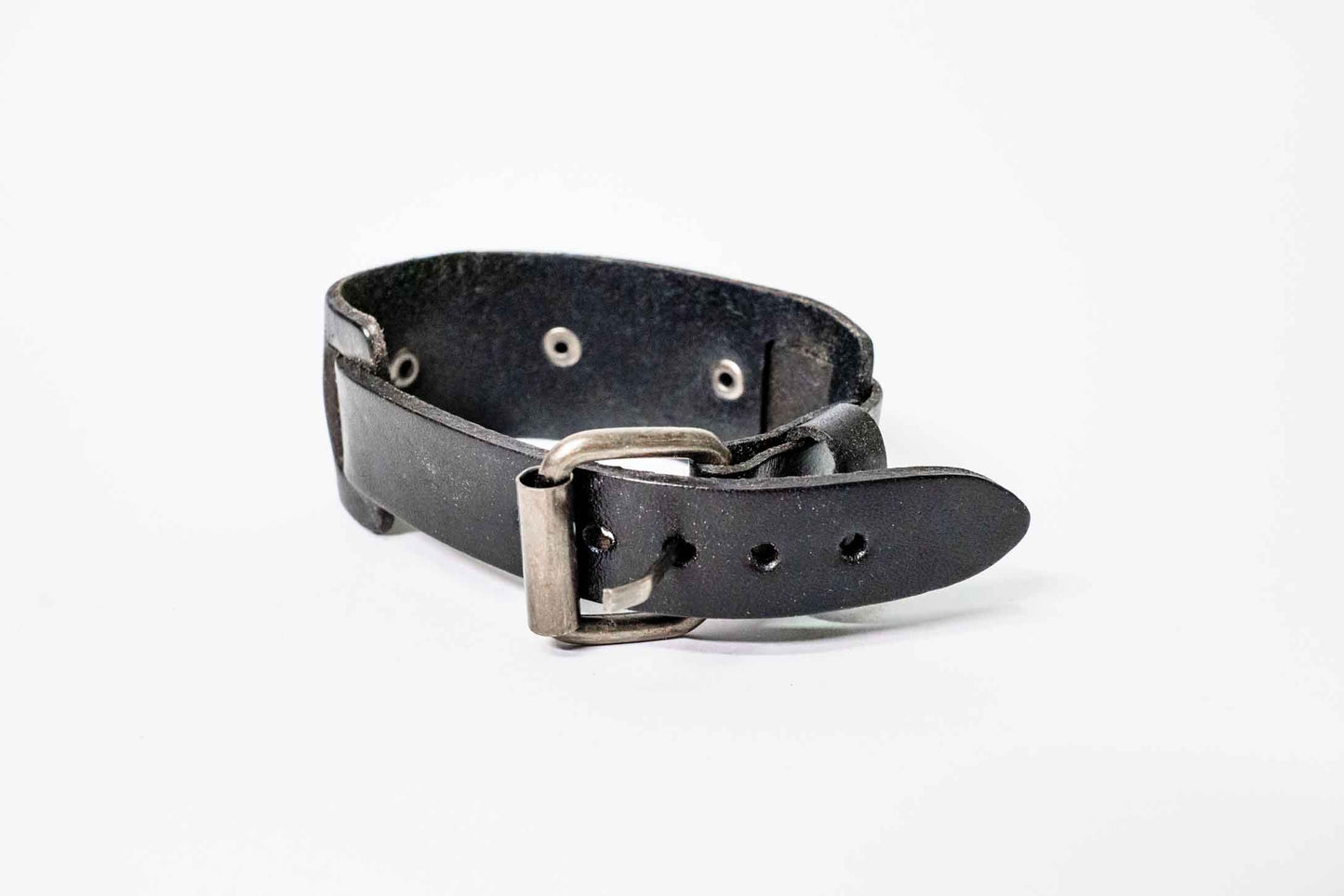 Lederarmband – silberfarbenes Motiv, verstellbar – Schwarz/Silber, handgefertigt aus Peru