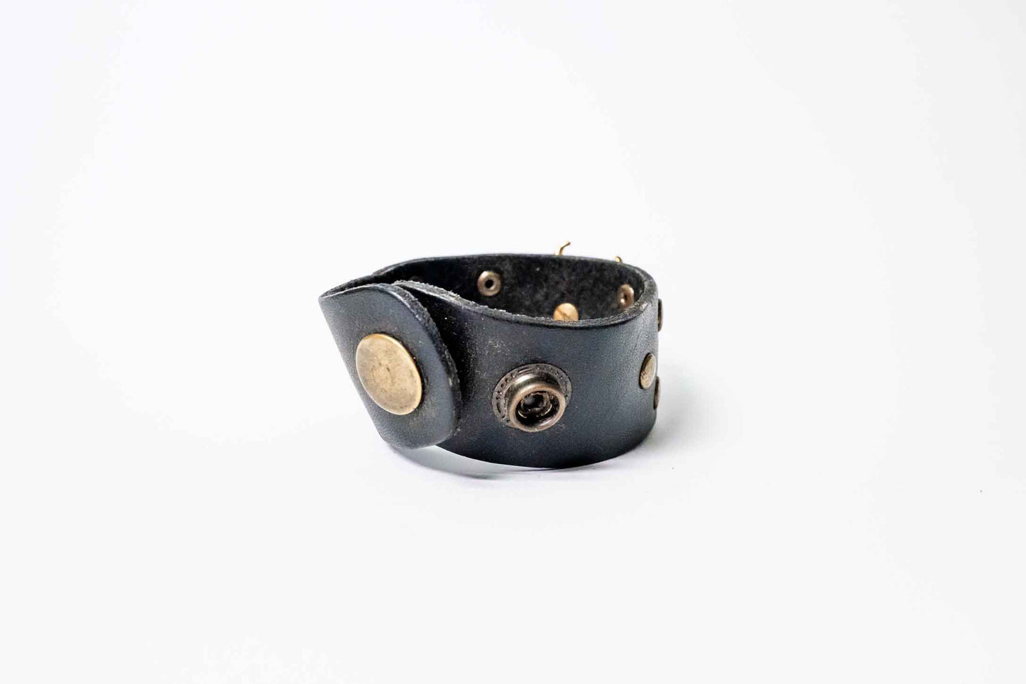 Lederarmband – Teufel‑Motiv, verstellbar – Schwarz/Goldfarben, handgefertigt in Peru