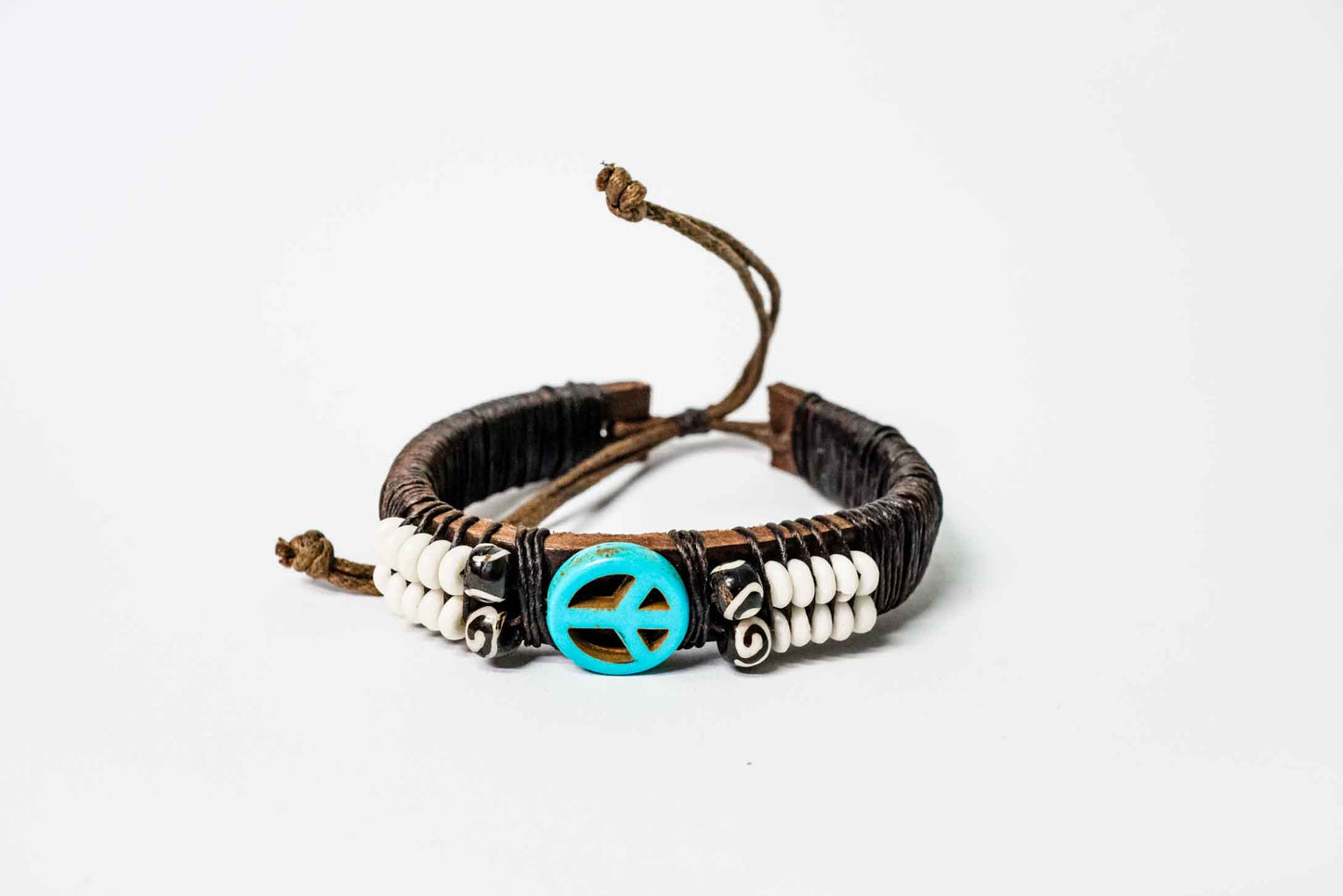 Lederarmband – Peace-Zeichen, knochenähnliche Elemente, verstellbar – Braun, handgefertigt aus Peru