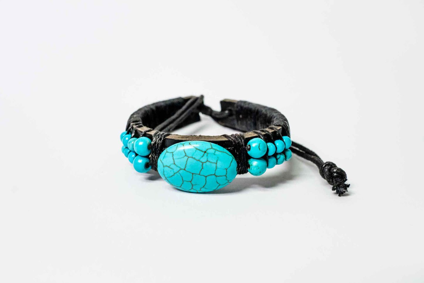 Lederarmband – hellblaue Steine, Schmetterling/Delfin/Schildkröte, verstellbar – Schwarz, handgefertigt aus Peru