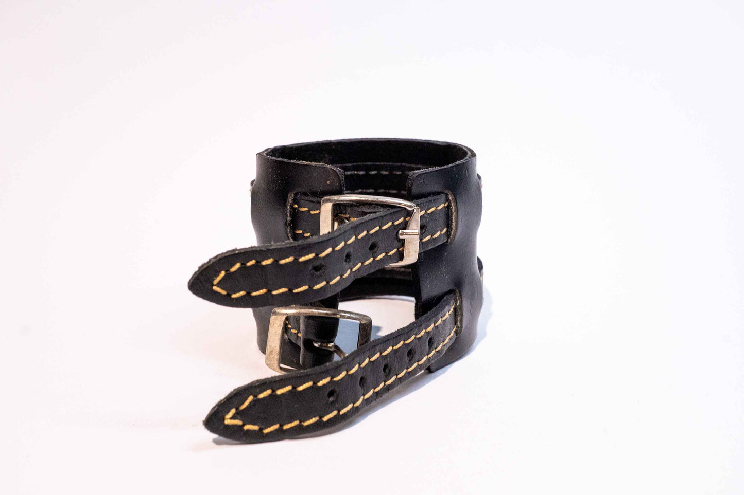 Lederarmband – Kreuz-Emblem, breit, verstellbar – Schwarz/Braun mit farbigem Kreuz, handgefertigt aus Peru