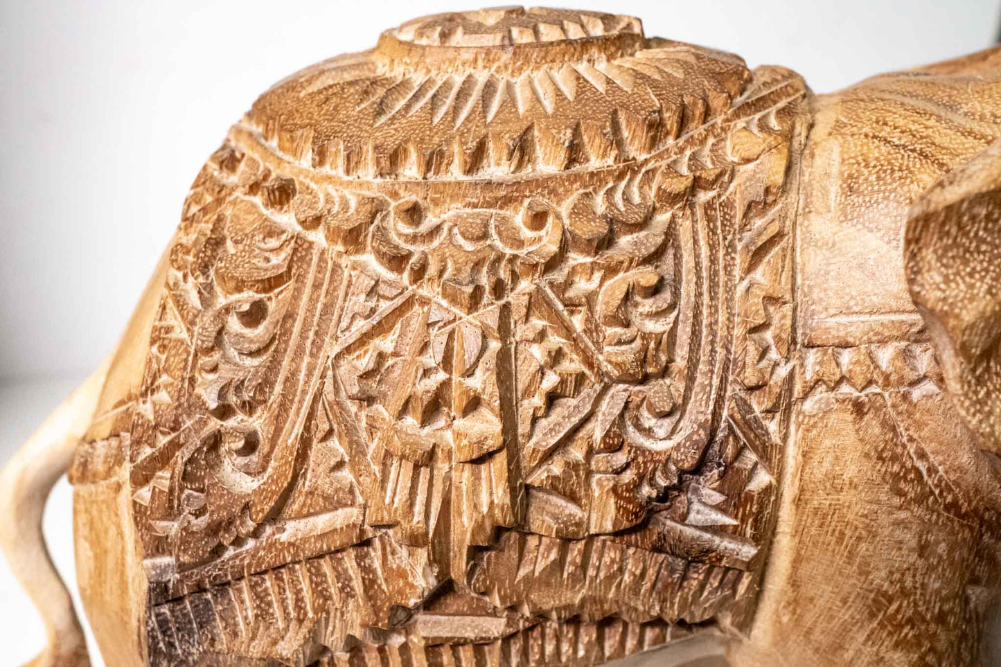 Der größte Holzelefant mit Gravur und Verzierung - Ursprung Indonesien