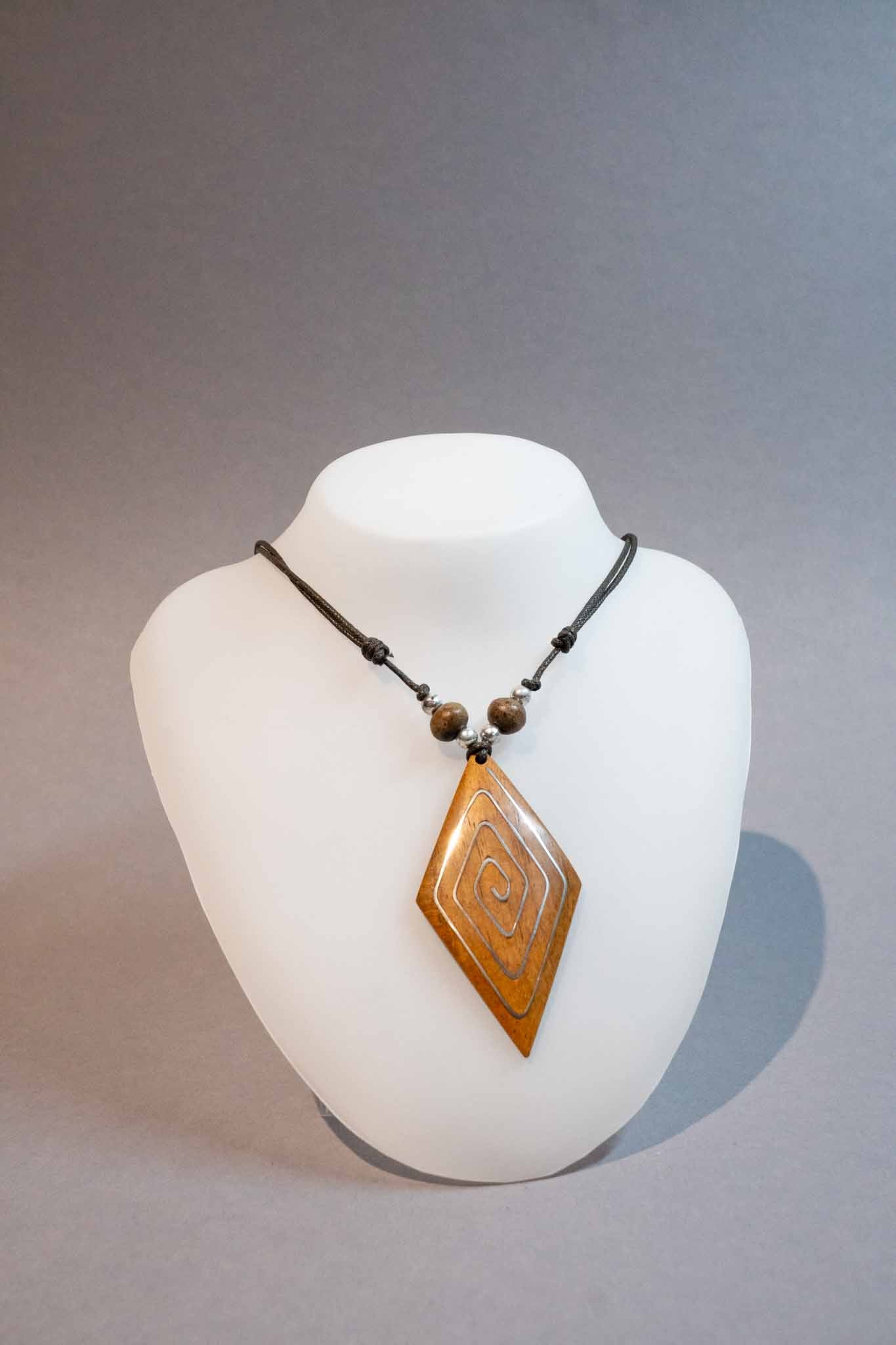 Kette mit großem Holzanhänger – Handgefertigt aus Peru, verschiedene Formen