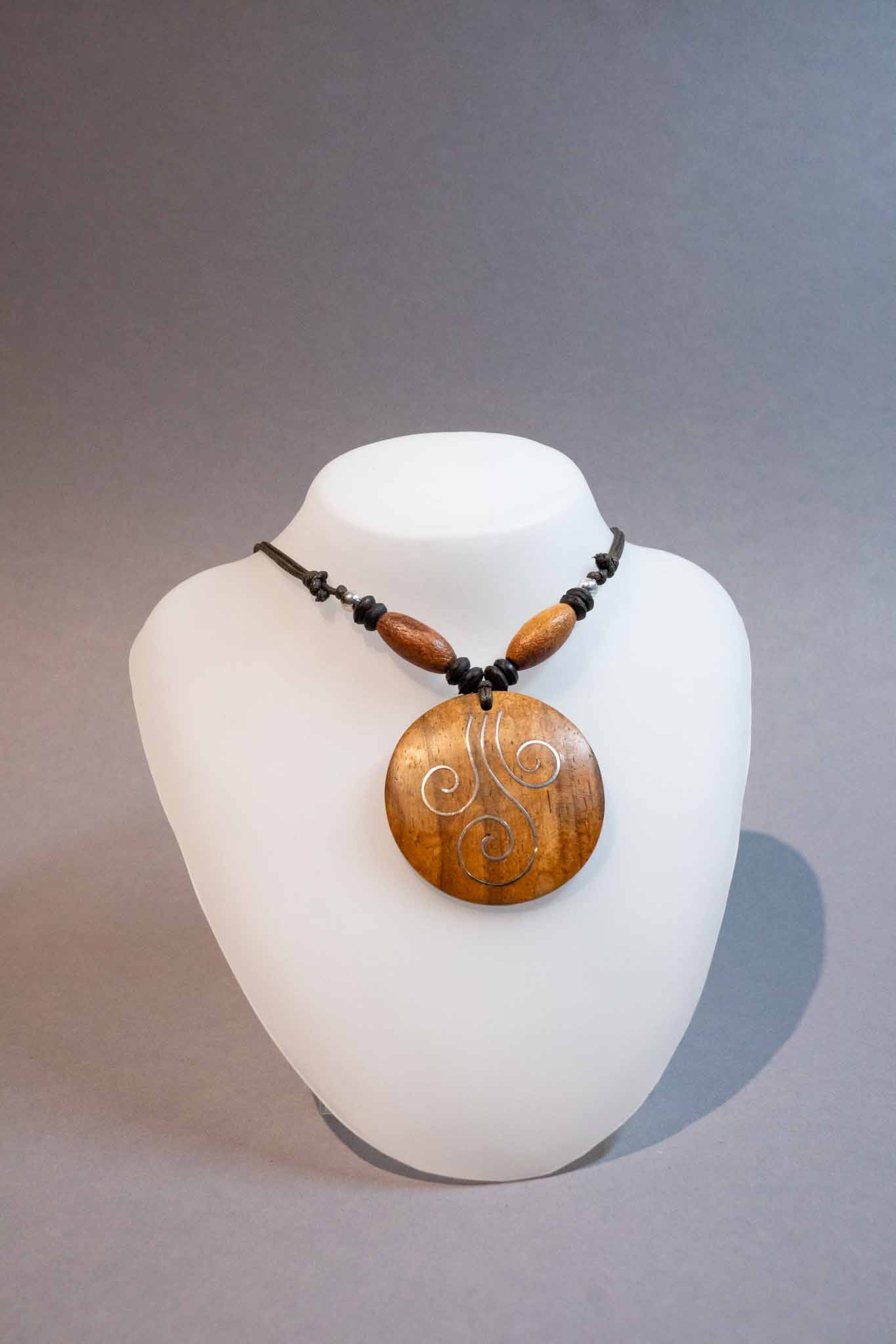 Kette mit großem Holzanhänger – Handgefertigt aus Peru, verschiedene Formen