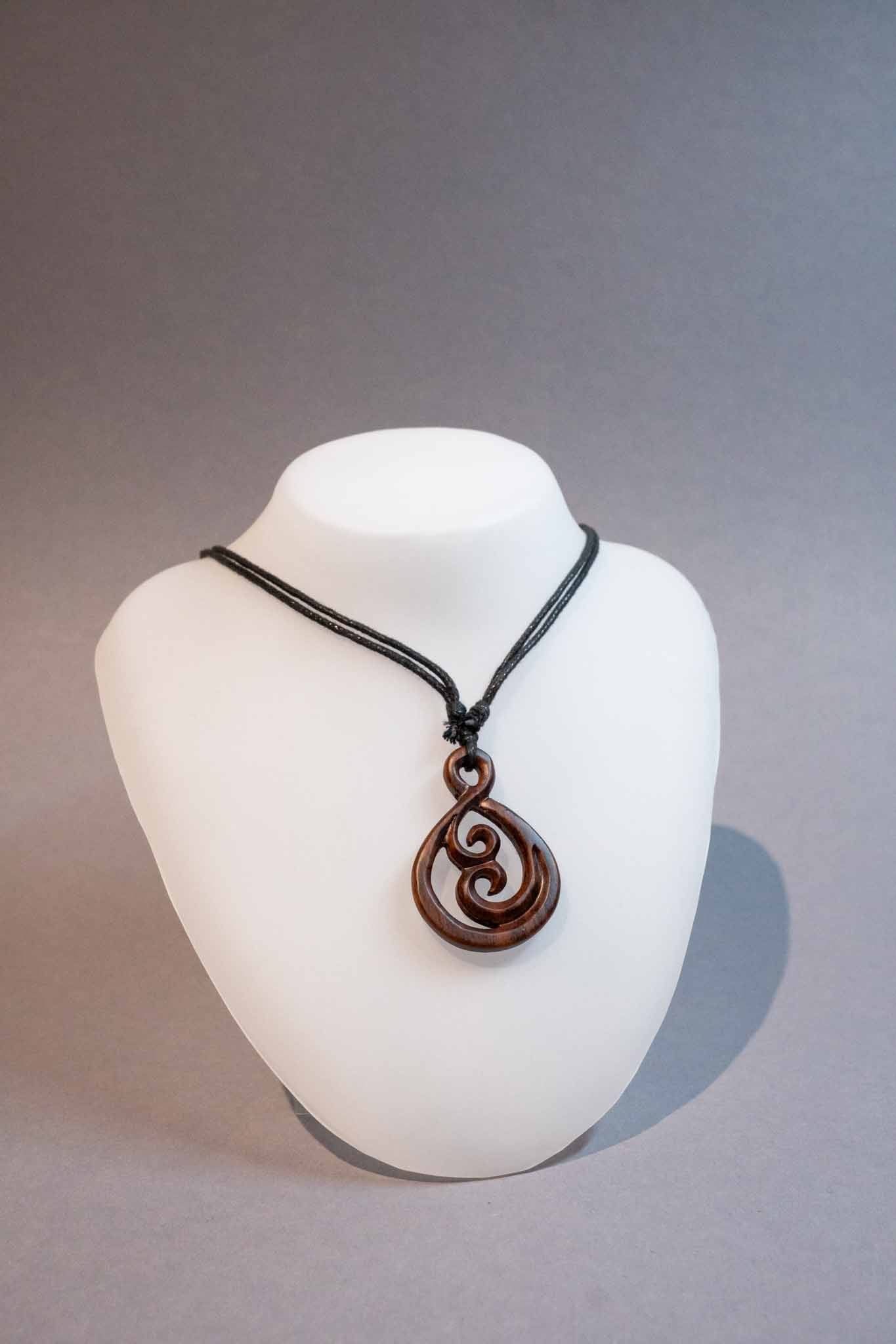 Holzanhaenger Fluss der Harmonie dunkel