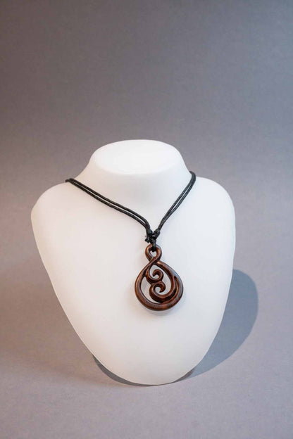 Holzanhaenger Fluss der Harmonie dunkel