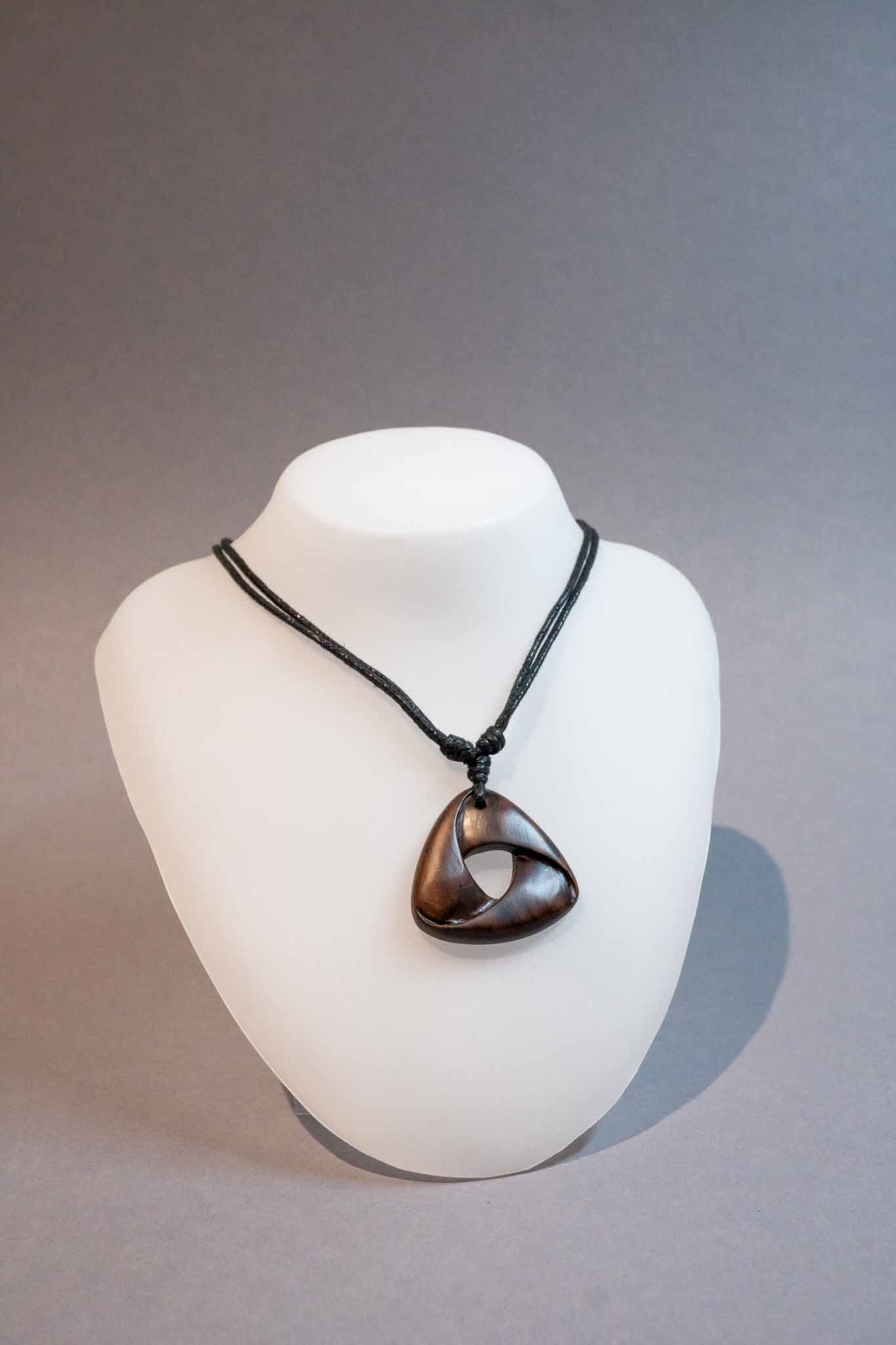 Holzanhaenger Dreieinigkeit dunkel