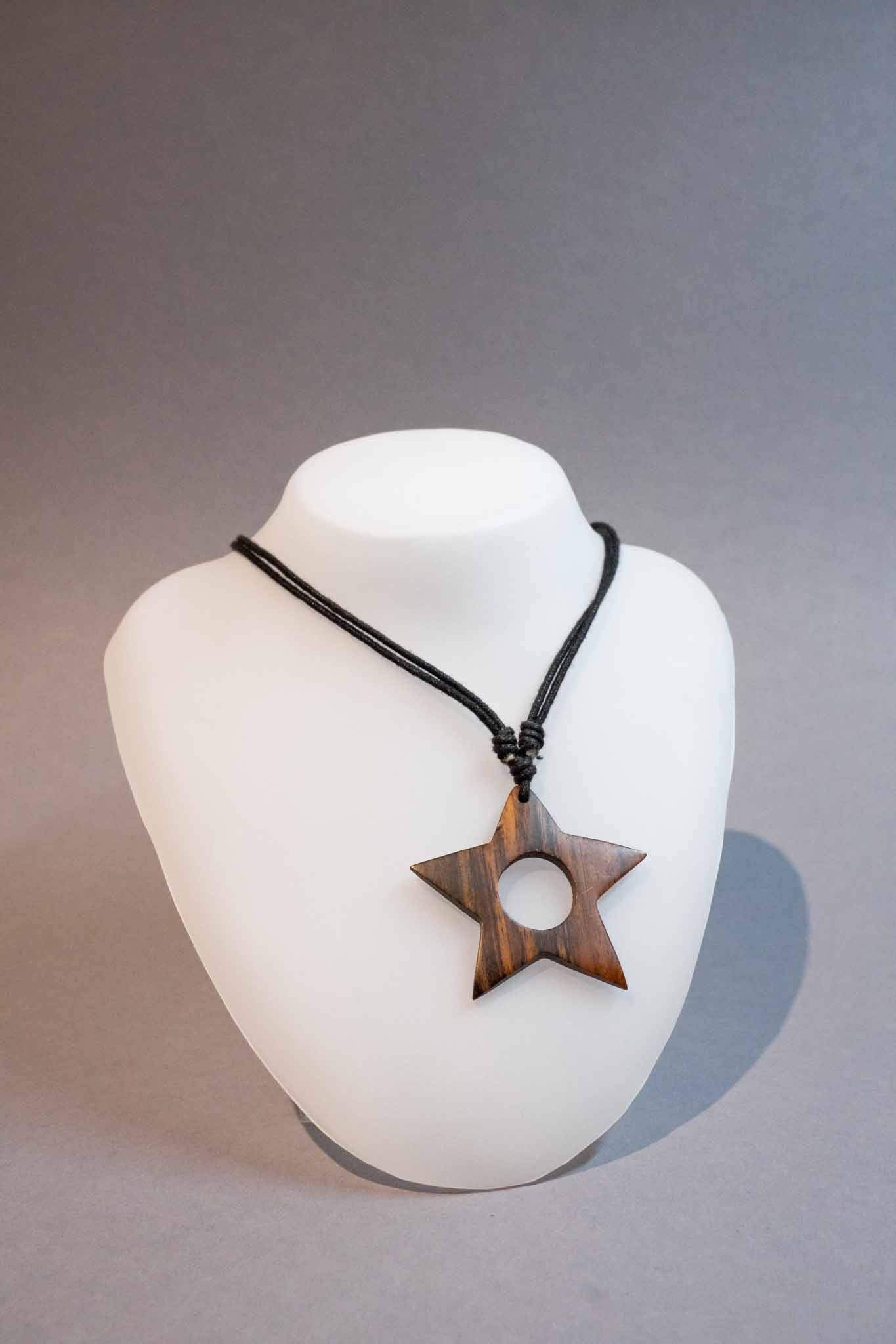 Holzanhaenger Stern braun oder dunkelbraun