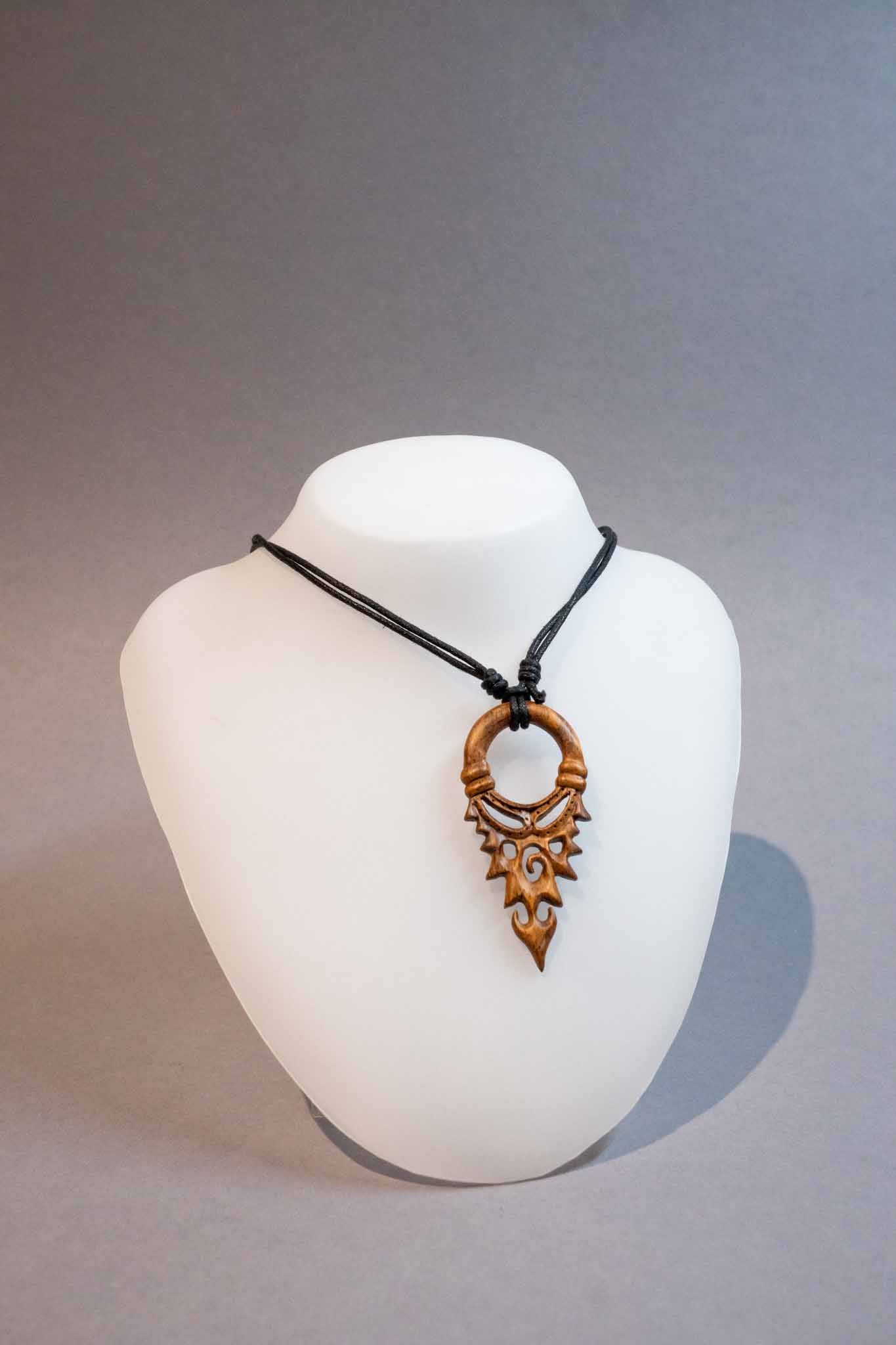 Holzanhaenger Spitze nach unten mit vielen Musterungen