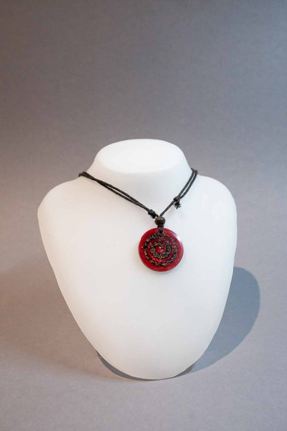 Roter Holzanhaenger mit einmassierter Spirale