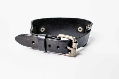 Lederarmband – Sternprägung, verstellbar – Silber/Schwarz, handgefertigt aus Peru