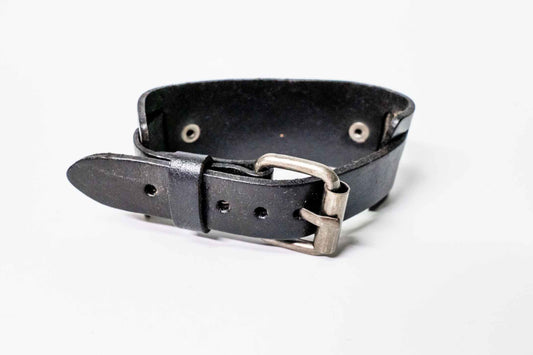 Lederarmband – Sternprägung, verstellbar – Silber/Schwarz, handgefertigt aus Peru