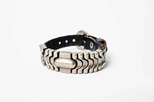 Lederarmband mit silbernem Kettenmuster – Handgefertigt, Ritterkette oder filigran, verstellbar