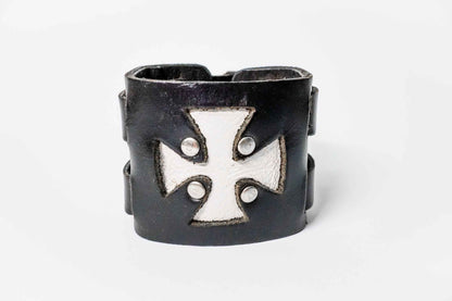 Lederarmband – Kreuz-Emblem, breit, verstellbar – Schwarz/Braun mit farbigem Kreuz, handgefertigt aus Peru