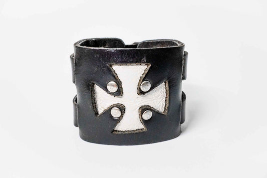 Lederarmband – Kreuz-Emblem, breit, verstellbar – Schwarz/Braun mit farbigem Kreuz, handgefertigt aus Peru