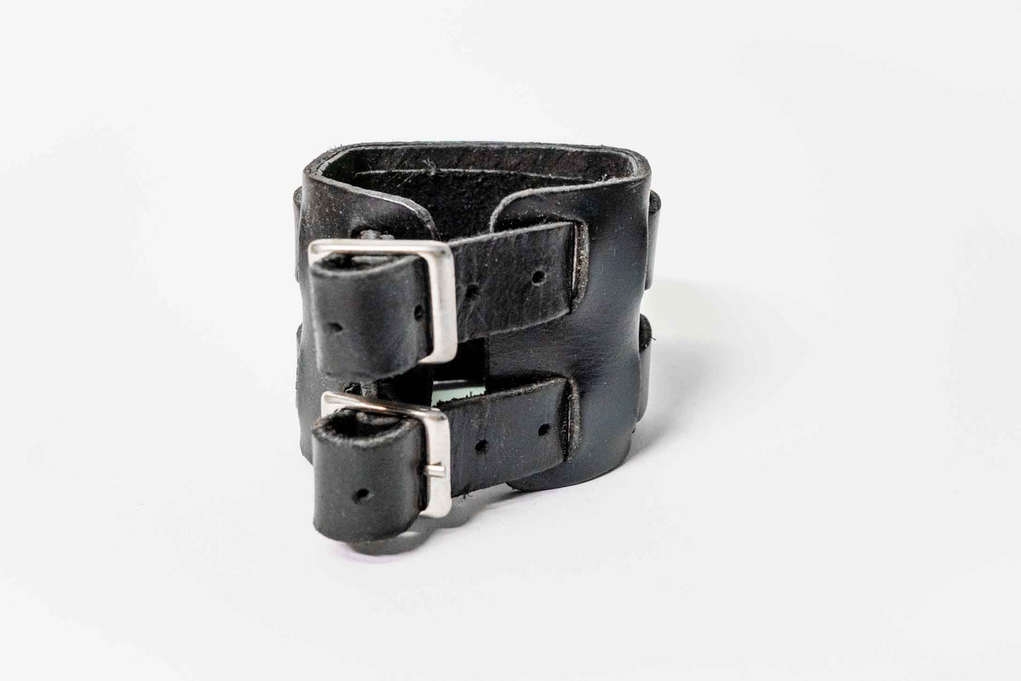 Lederarmband – Kreuz-Emblem, breit, verstellbar – Schwarz/Braun mit farbigem Kreuz, handgefertigt aus Peru