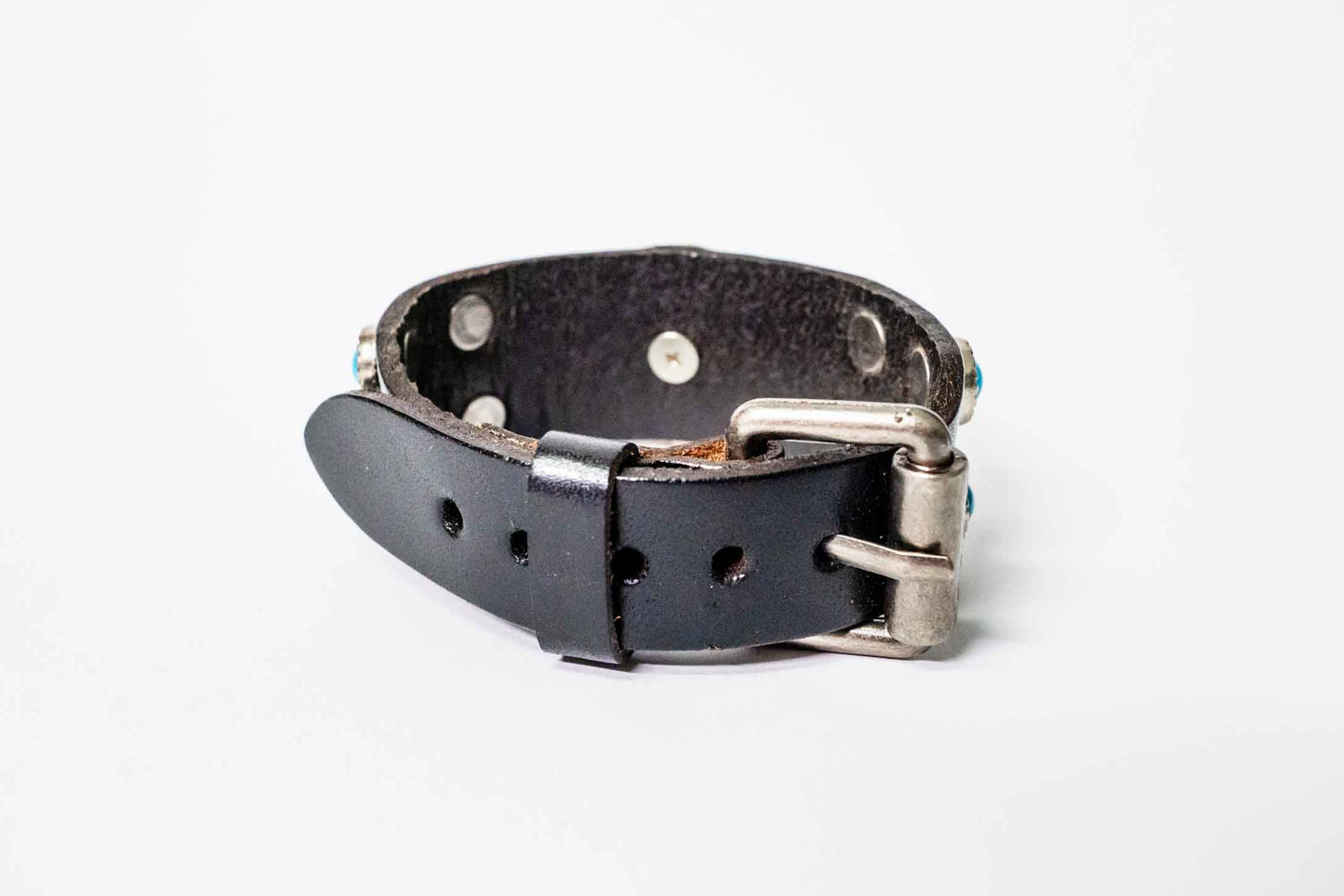 Lederarmband – Indianer-Symbole, verstellbar – Schwarz/Silber, handgefertigt aus Peru