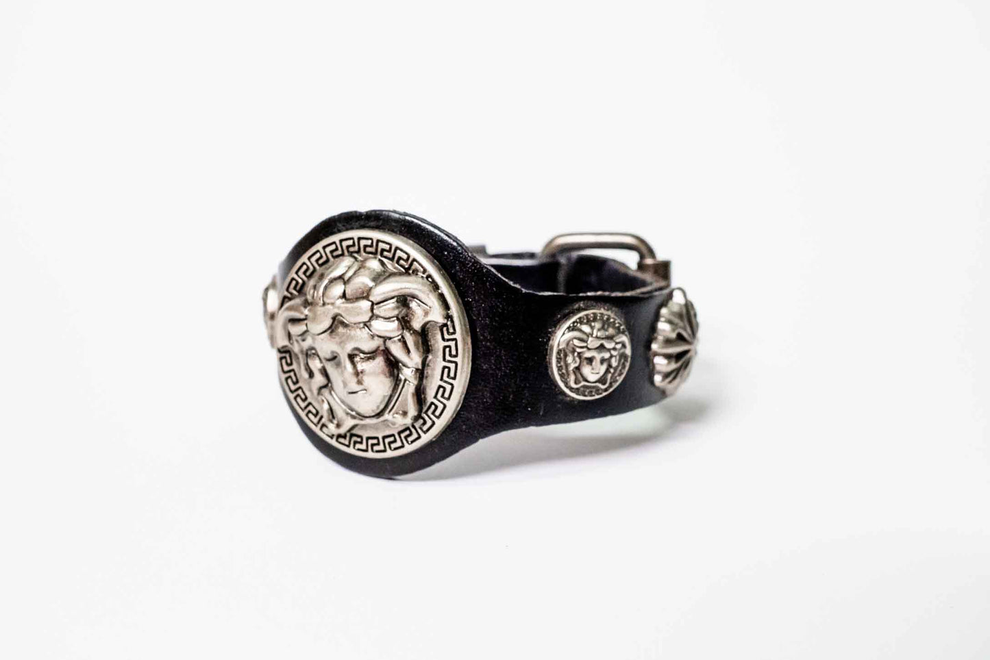 Lederarmband – silberfarbenes Motiv, verstellbar – Schwarz/Silber, handgefertigt aus Peru