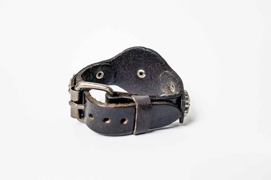 Lederarmband – silberfarbenes Motiv, verstellbar – Schwarz/Silber, handgefertigt aus Peru