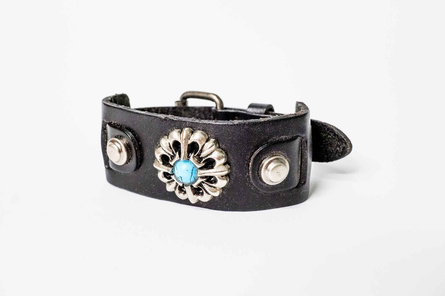 Lederarmband mit Blumenprägung, verstellbar – Schwarz/Silber, handgefertigt in Peru