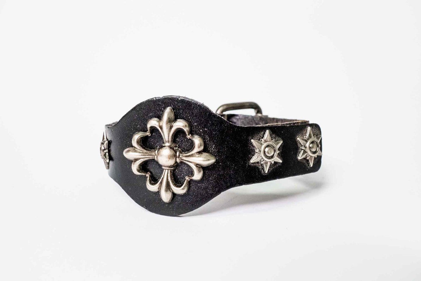 Lederarmband mit Blumenprägung, verstellbar – Schwarz/Silber, handgefertigt in Peru