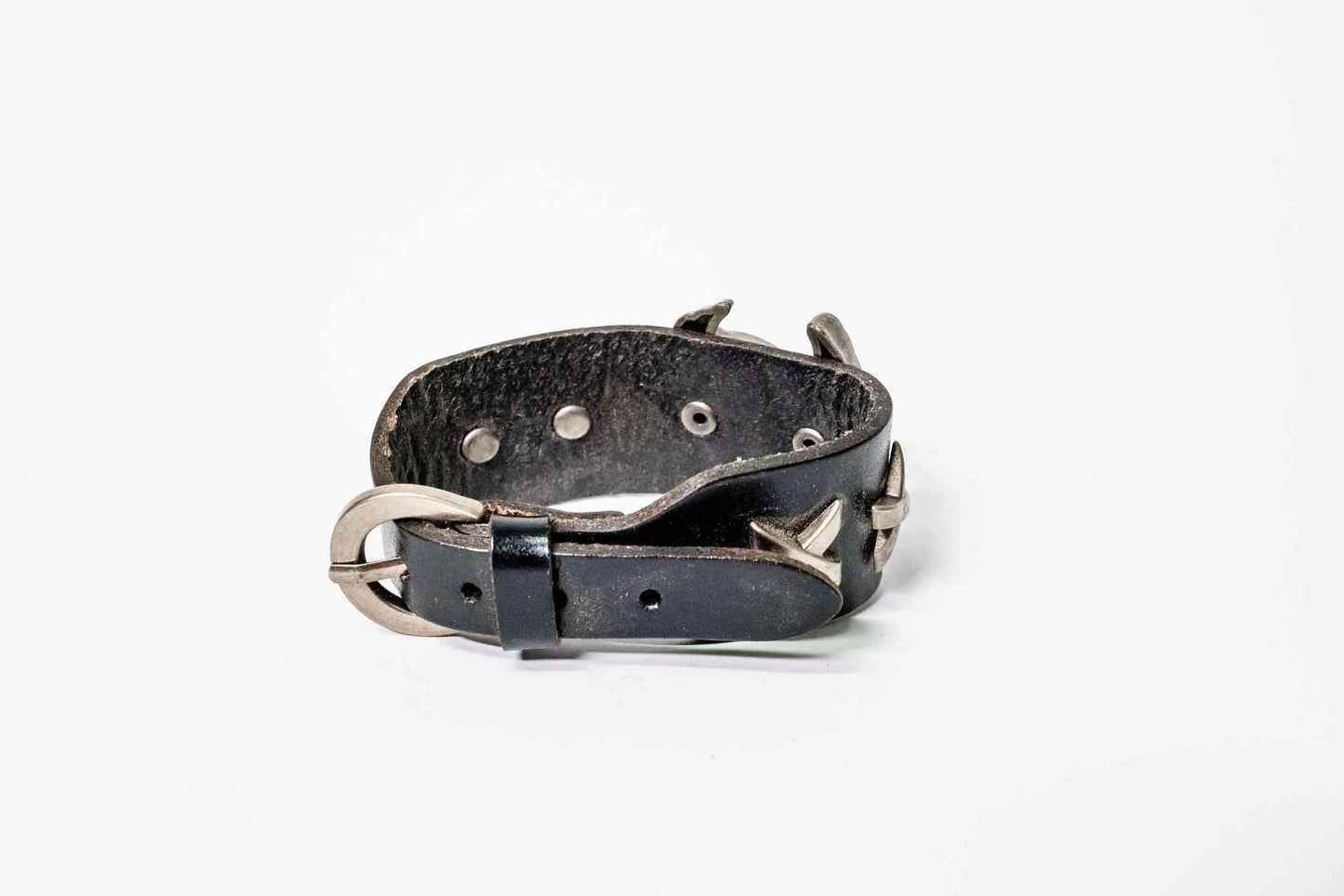 Lederarmband – silberfarbenes Motiv, verstellbar – Schwarz/Silber, handgefertigt aus Peru