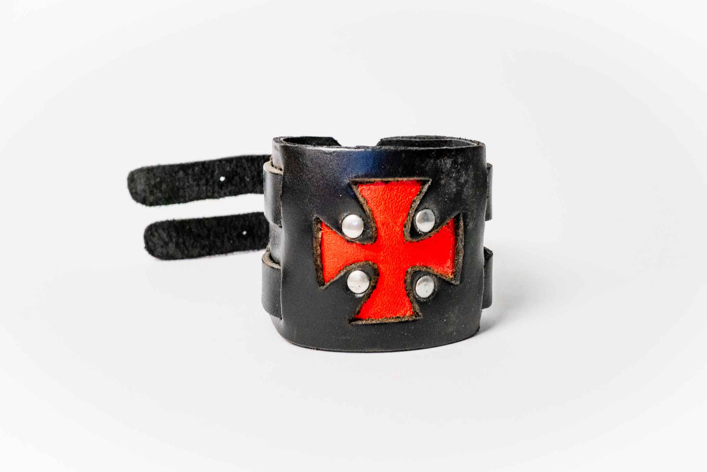 Lederarmband – Kreuz-Emblem, breit, verstellbar – Schwarz/Braun mit farbigem Kreuz, handgefertigt aus Peru