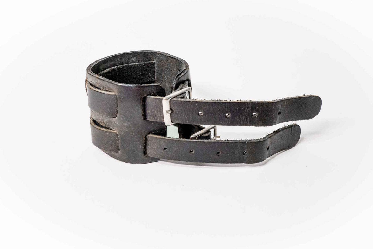 Lederarmband – Kreuz-Emblem, breit, verstellbar – Schwarz/Braun mit farbigem Kreuz, handgefertigt aus Peru