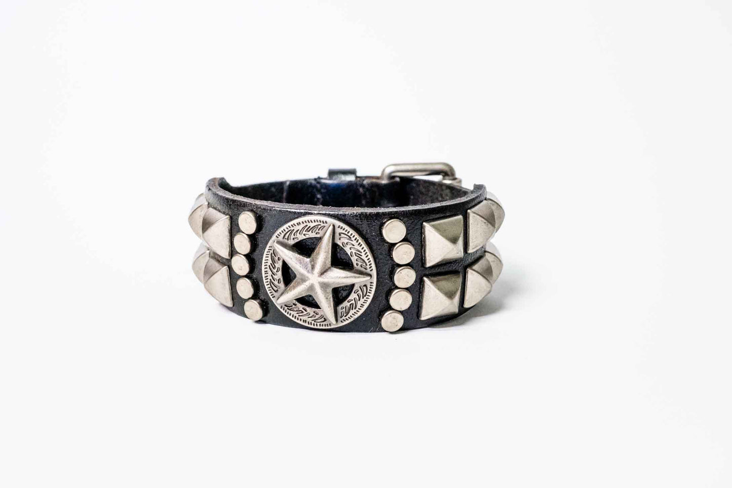 Lederarmband – Sternprägung, verstellbar – Silber/Schwarz, handgefertigt aus Peru