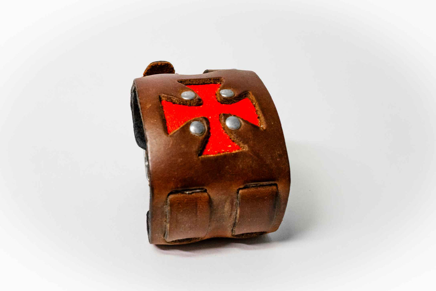 Lederarmband – Kreuz-Emblem, breit, verstellbar – Schwarz/Braun mit farbigem Kreuz, handgefertigt aus Peru