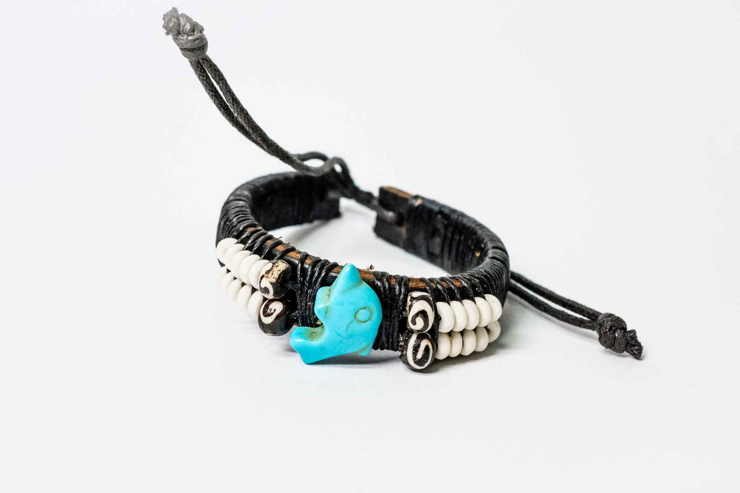 Lederarmband – hellblaue Steine, Schmetterling/Delfin/Schildkröte, verstellbar – Schwarz, handgefertigt aus Peru