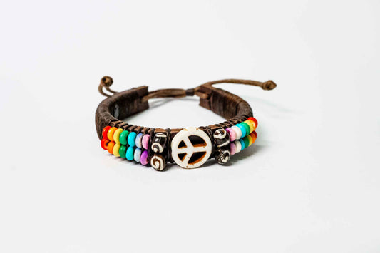 Lederarmband – Peace-Zeichen, knochenähnliche Elemente, verstellbar – Braun, handgefertigt aus Peru