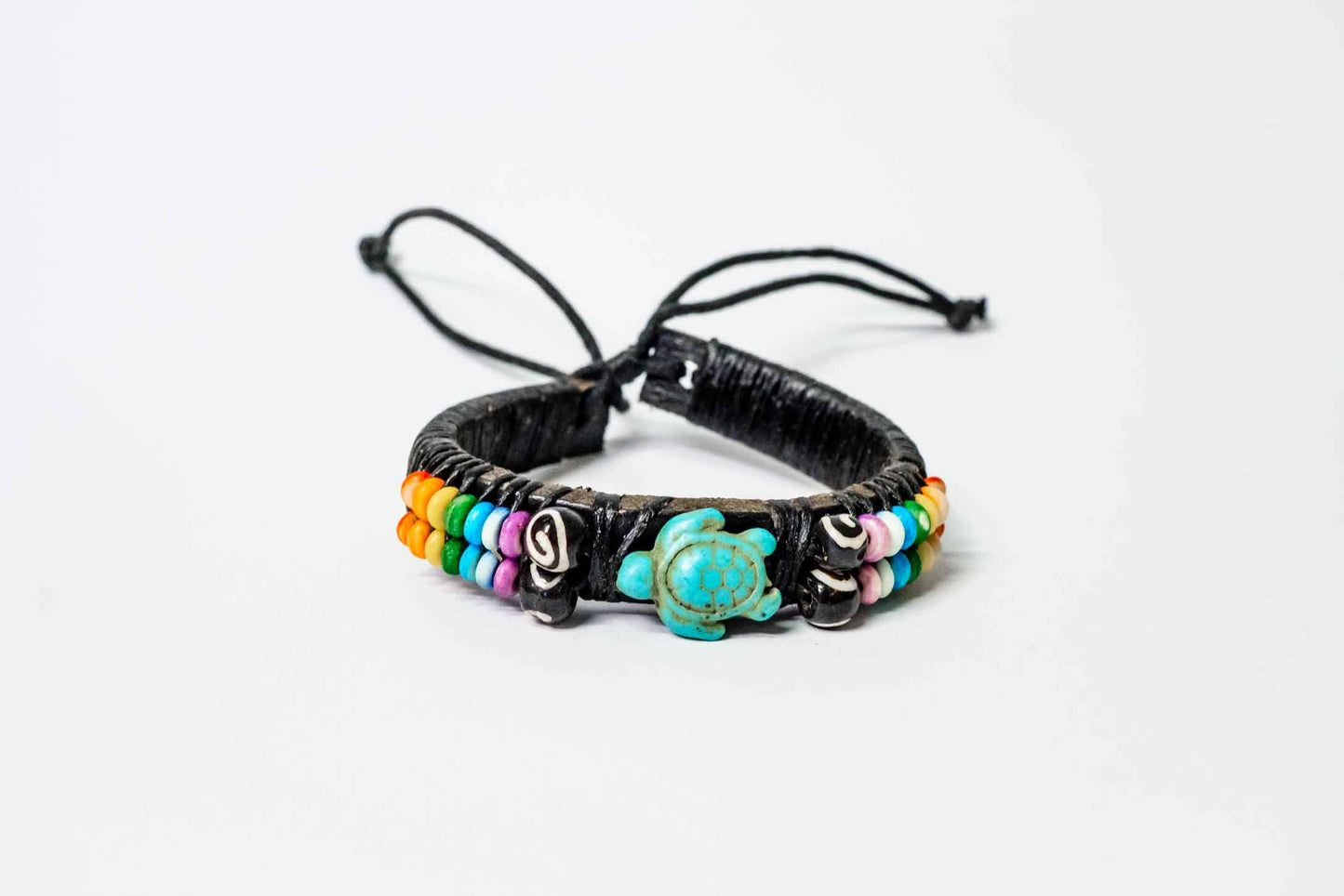 Lederarmband – hellblaue Steine, Schmetterling/Delfin/Schildkröte, verstellbar – Schwarz, handgefertigt aus Peru