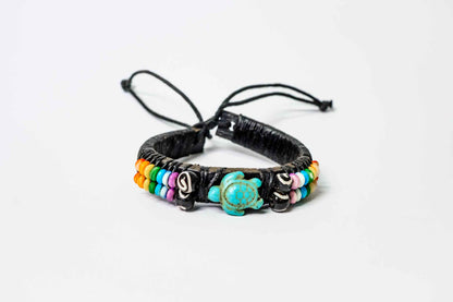 Lederarmband – hellblaue Steine, Schmetterling/Delfin/Schildkröte, verstellbar – Schwarz, handgefertigt aus Peru