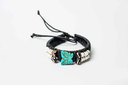 Lederarmband – hellblaue Steine, Schmetterling/Delfin/Schildkröte, verstellbar – Schwarz, handgefertigt aus Peru