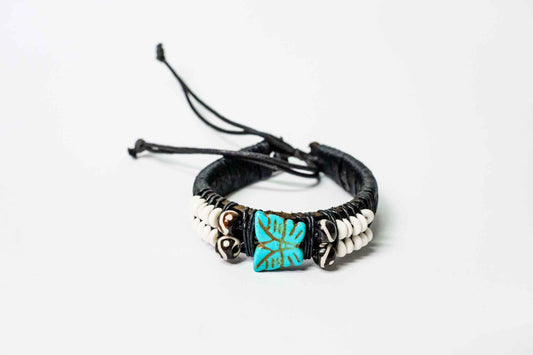 Lederarmband – hellblaue Steine, Schmetterling/Delfin/Schildkröte, verstellbar – Schwarz, handgefertigt aus Peru