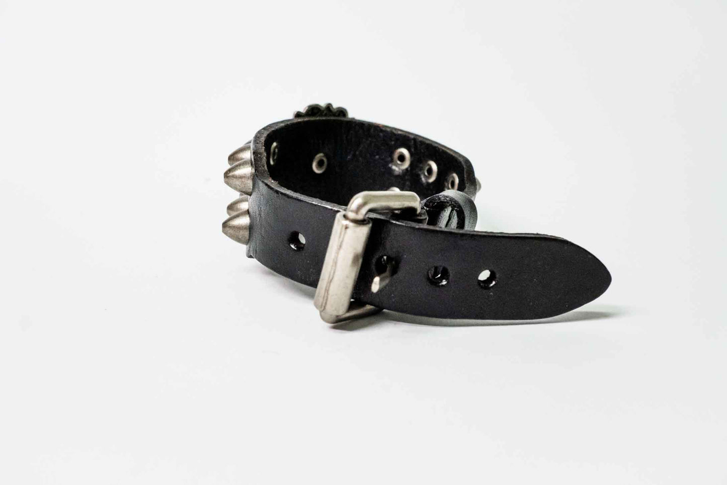 Lederarmband – Sternprägung, verstellbar – Silber/Schwarz, handgefertigt aus Peru