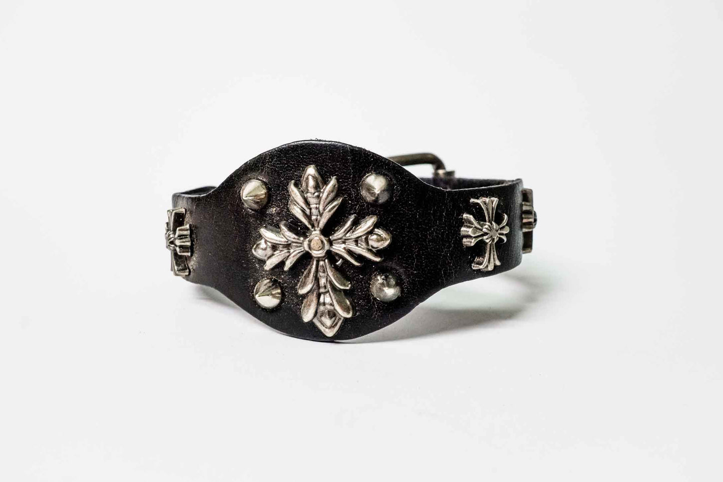 Lederarmband mit Blumenprägung, verstellbar – Schwarz/Silber, handgefertigt in Peru