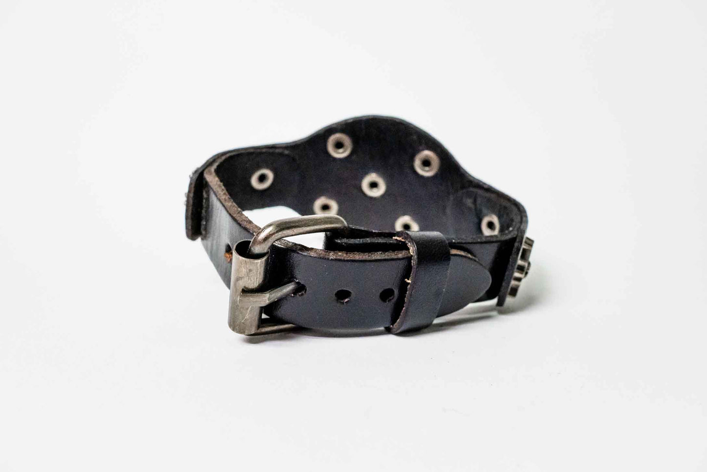 Lederarmband mit Blumenprägung, verstellbar – Schwarz/Silber, handgefertigt in Peru