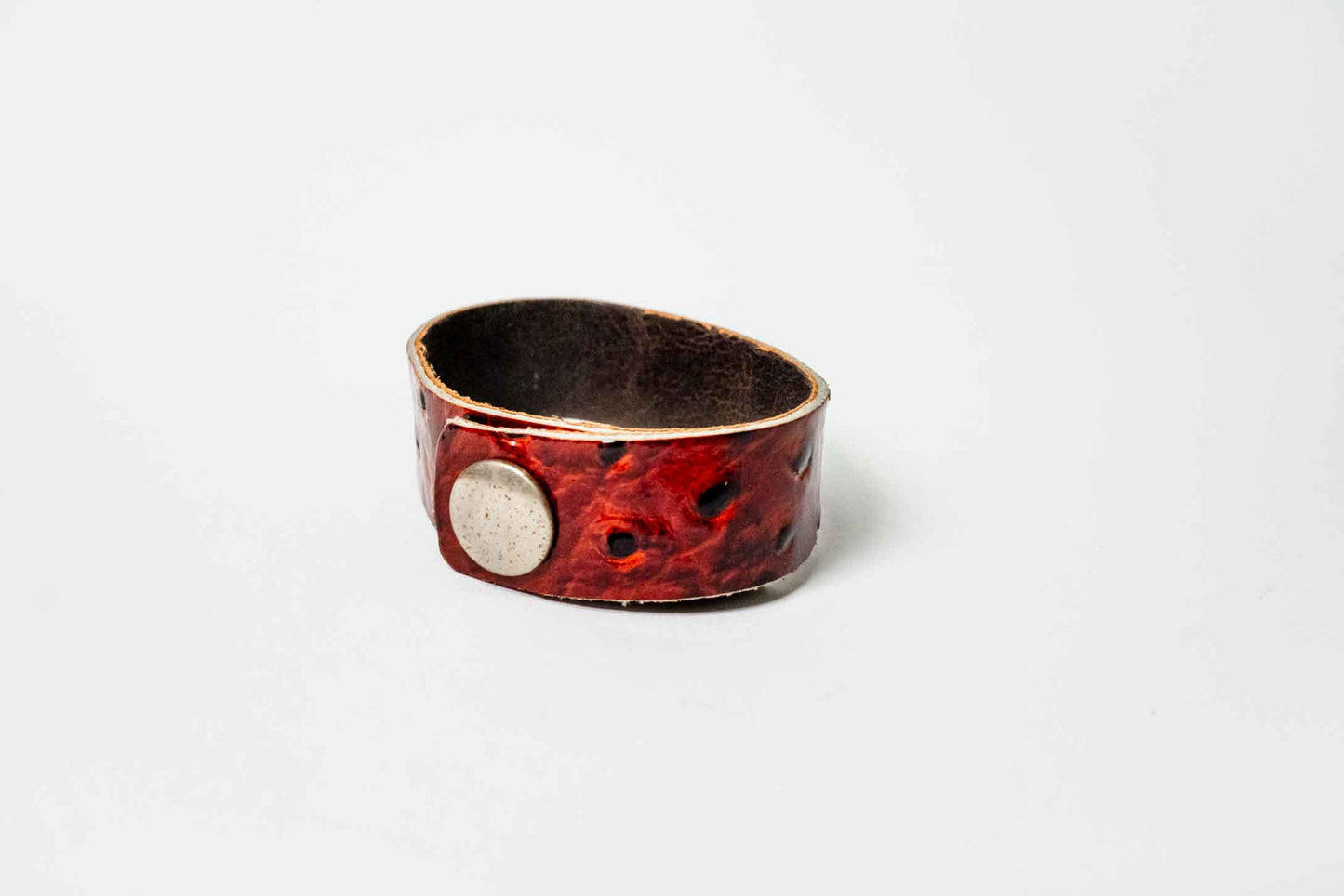 Lederarmband – Magmar-Rot, glatt, verstellbar – handgefertigt aus Peru