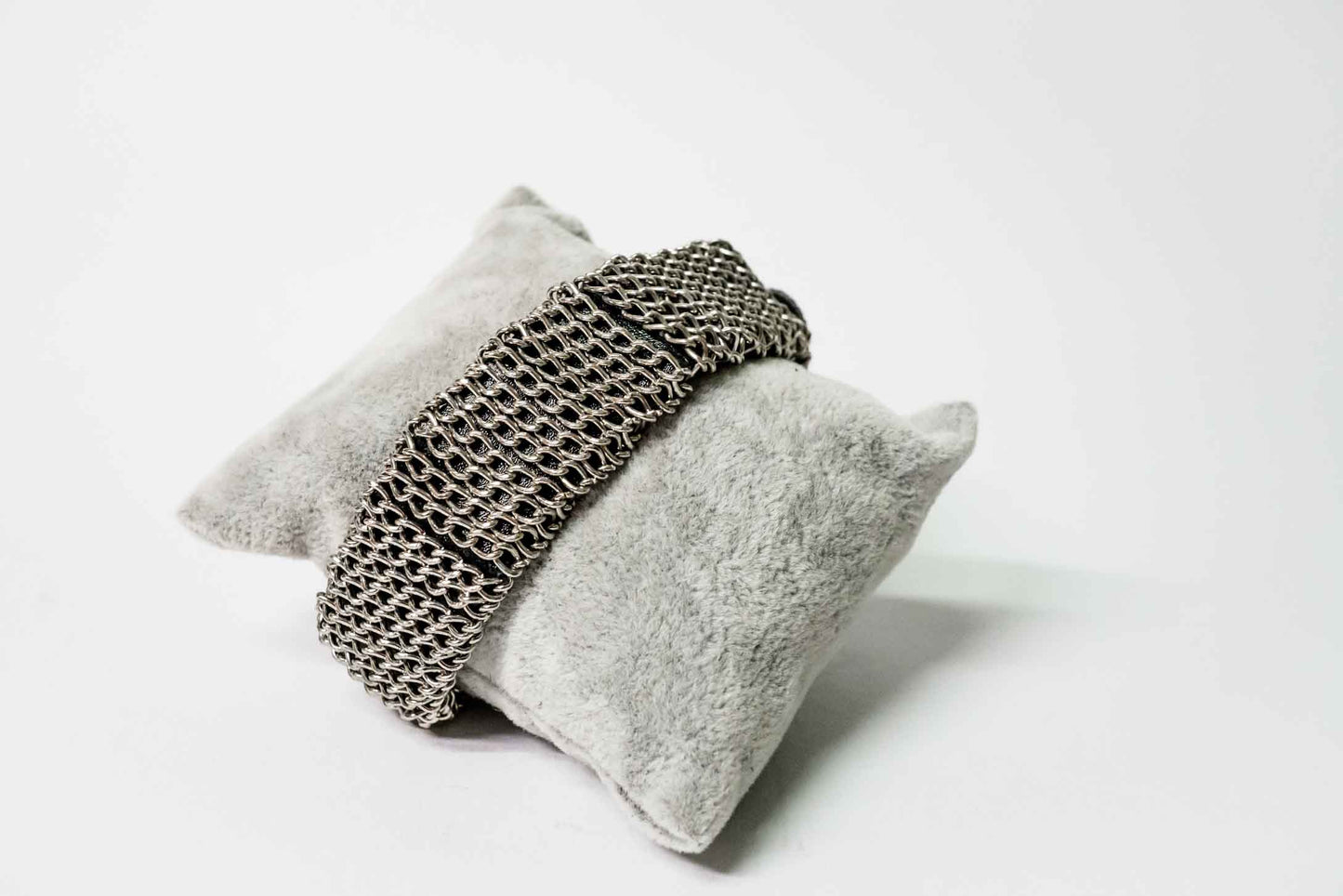 Lederarmband mit silbernem Kettenmuster – Handgefertigt, Ritterkette oder filigran, verstellbar