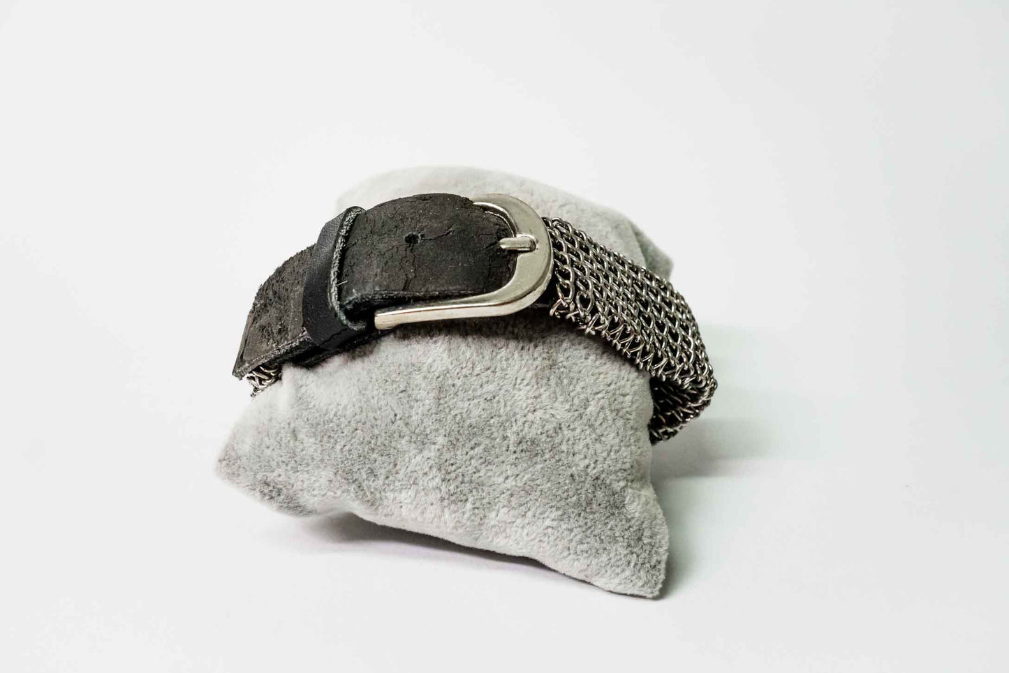 Lederarmband mit silbernem Kettenmuster – Handgefertigt, Ritterkette oder filigran, verstellbar