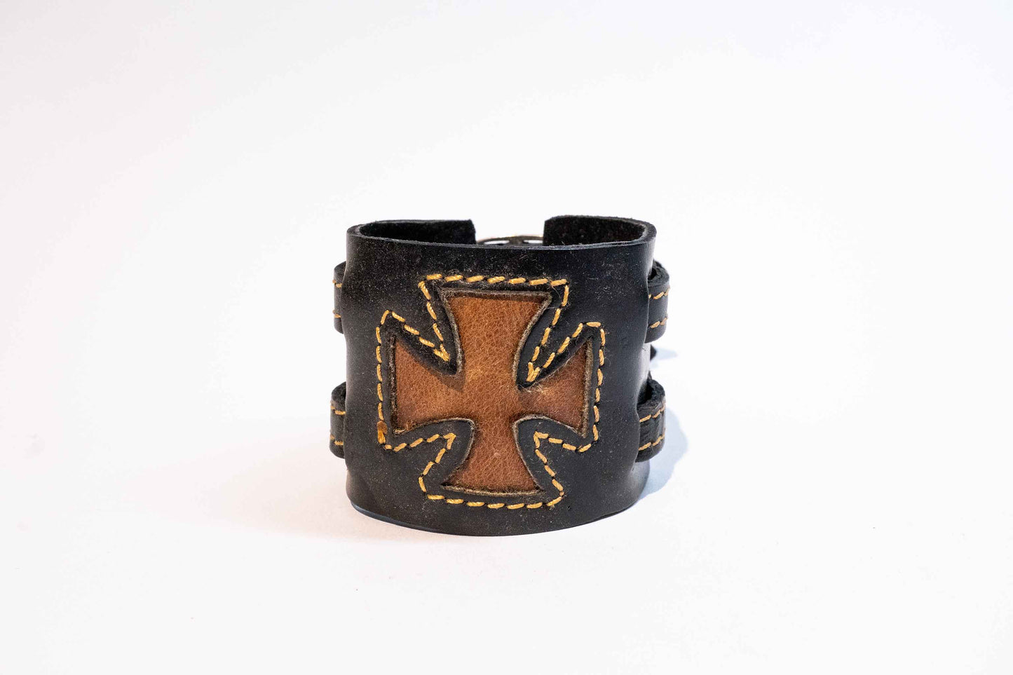 Lederarmband – Kreuz-Emblem, breit, verstellbar – Schwarz/Braun mit farbigem Kreuz, handgefertigt aus Peru