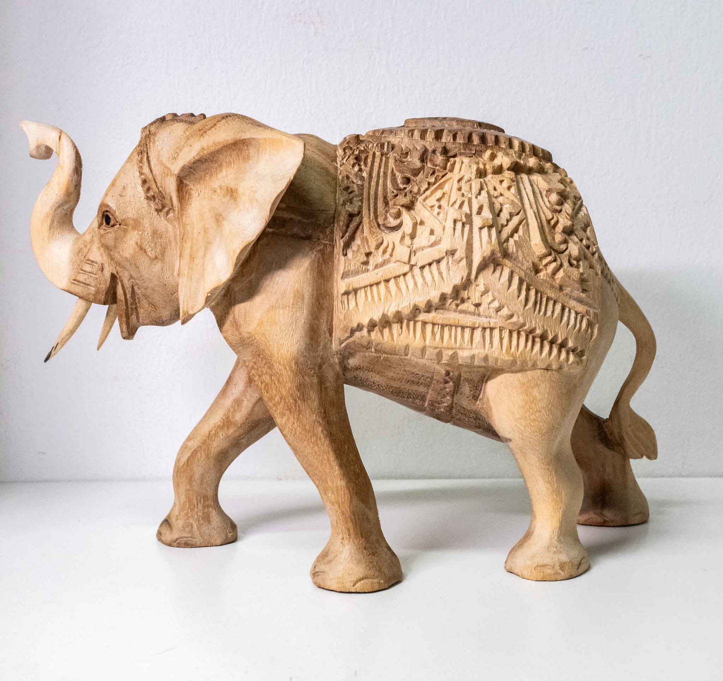 Der größte Holzelefant mit Gravur und Verzierung - Ursprung Indonesien