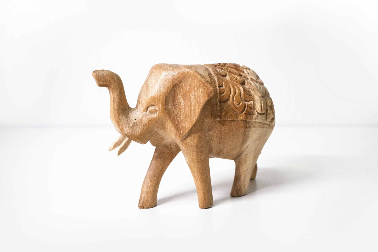 Holzelefant stehend mit Muster – Handgefertigte Holzfigur aus Indonesien, klein oder mittel