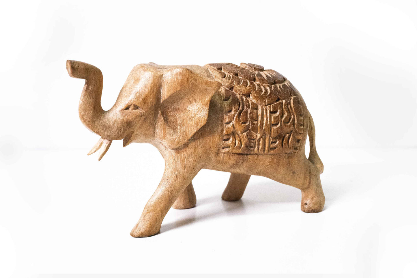 Holzelefant stehend mit Muster – Handgefertigte Holzfigur aus Indonesien, klein oder mittel