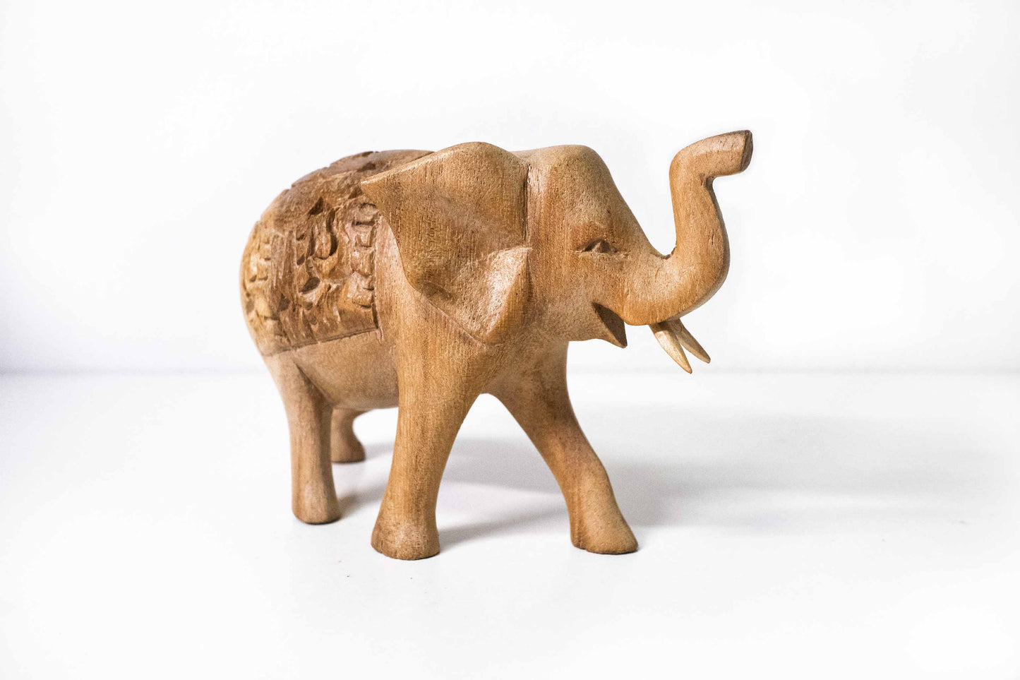 Holzelefant stehend mit Muster – Handgefertigte Holzfigur aus Indonesien, klein oder mittel