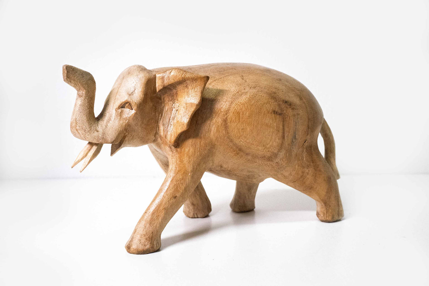 Holzelefant stehend – Handgefertigte Holzfigur aus Indonesien, mittelklein